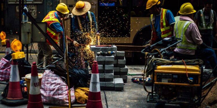 US Job Growth Slows with 114,000 New Jobs, Unemployment Climbs to 4.3%